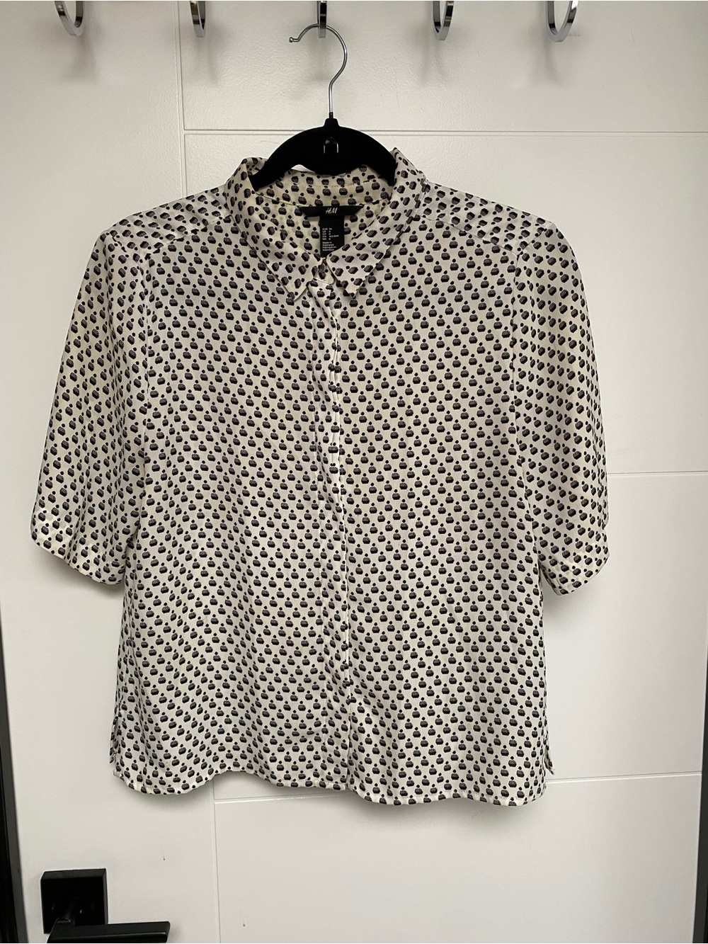 H&M Printed Short-Sleeve Blouse – Size 6